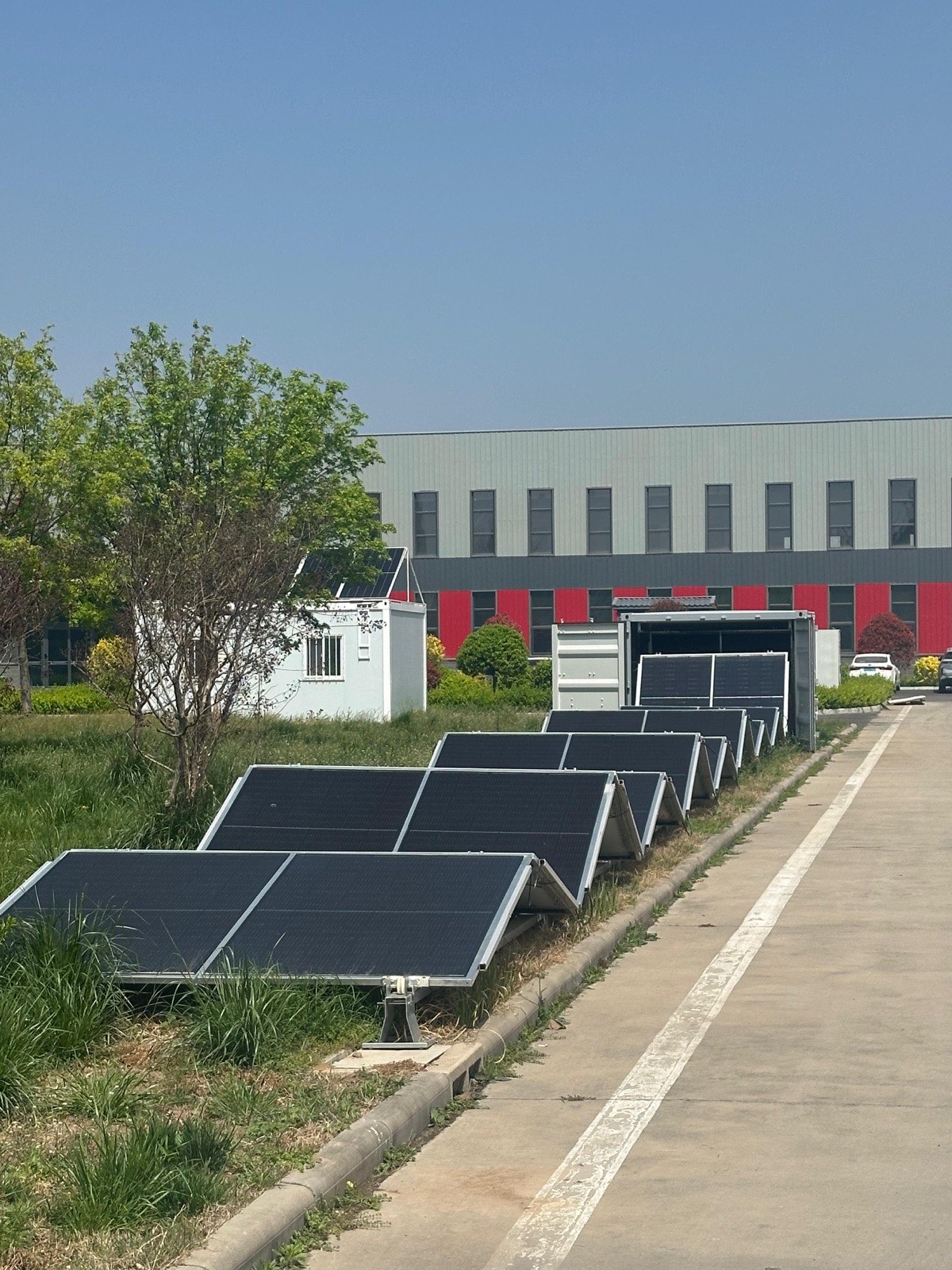 Sistem HelioFold desfășurat lângă unitatea de producție