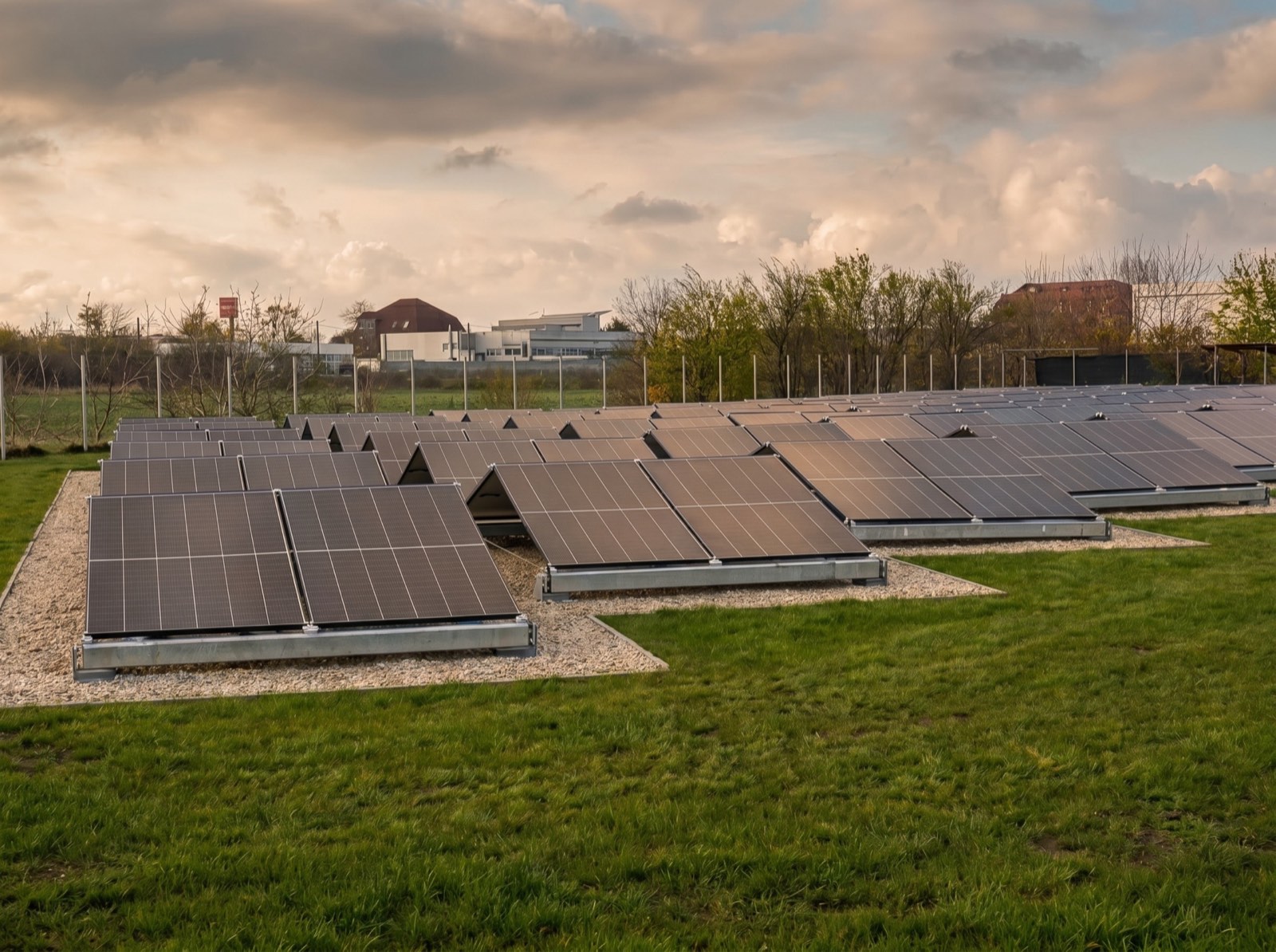 Sisteme HelioFold desfășurate pe teren verde