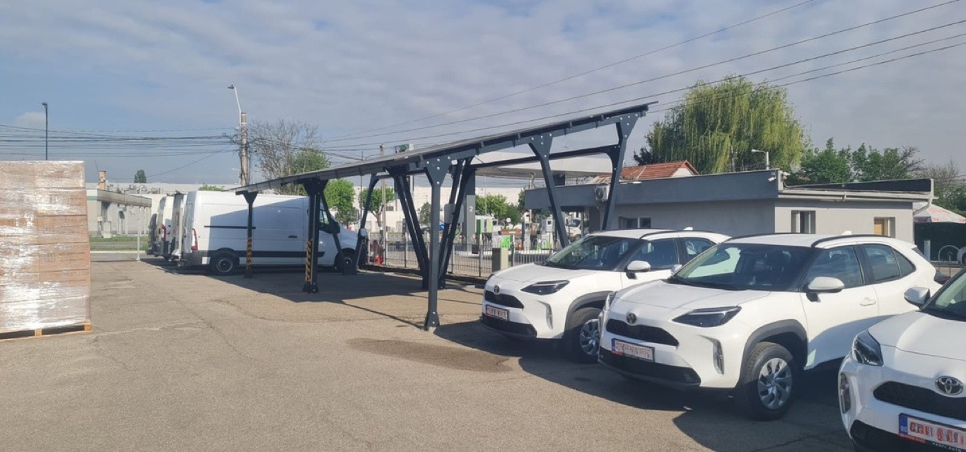Flotă auto parcată sub carporturi solare