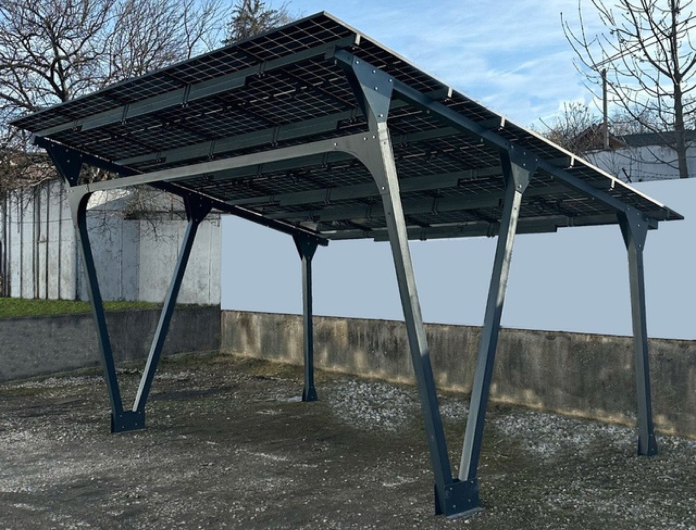 Structură HelioPort cu panouri, pe pietriș