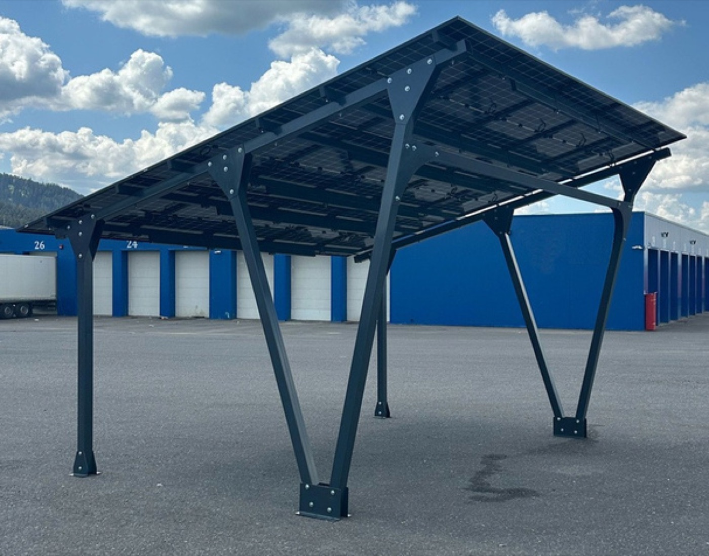 HelioPort montat într-o parcare industrială