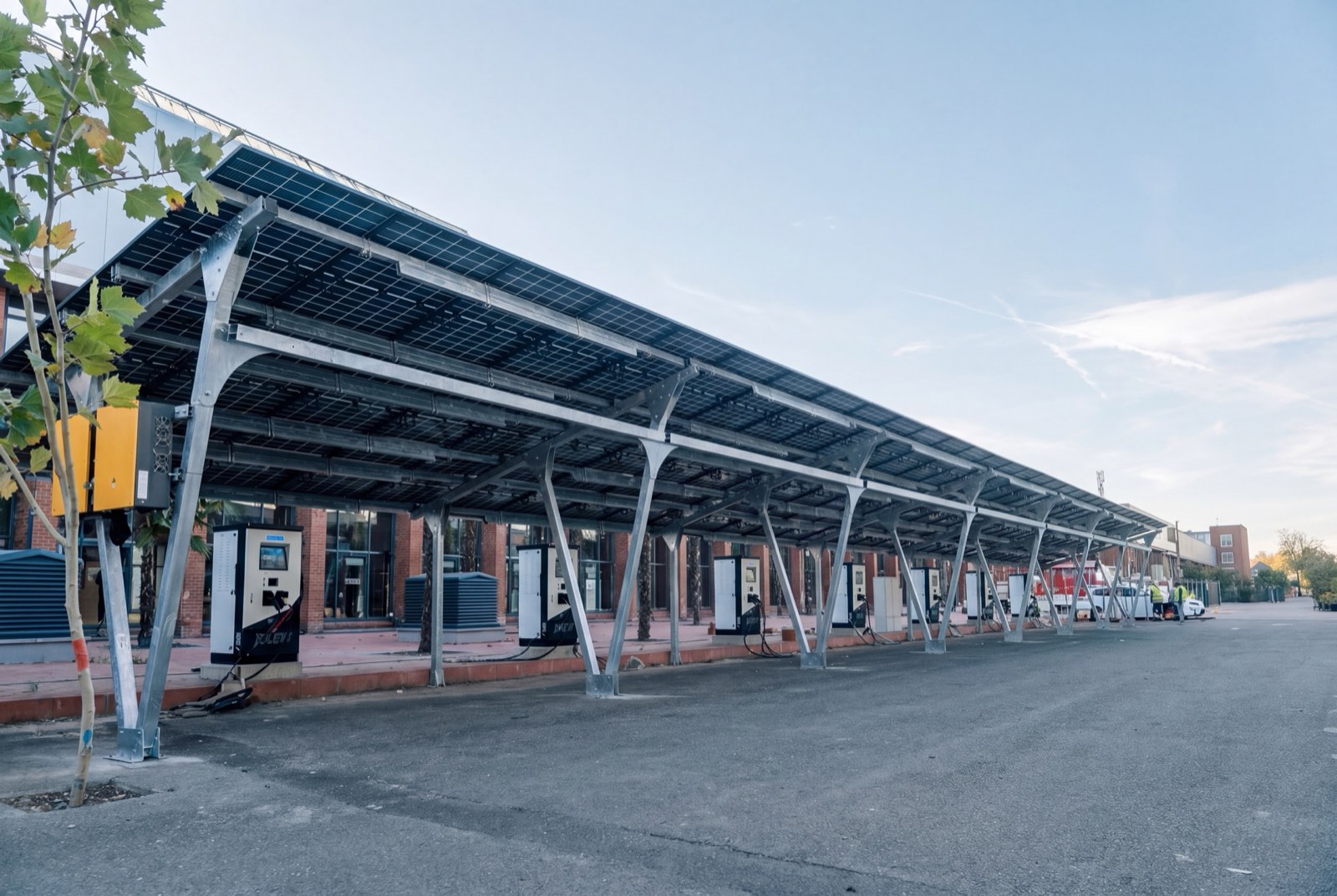 Rând de carporturi solare într-o parcare